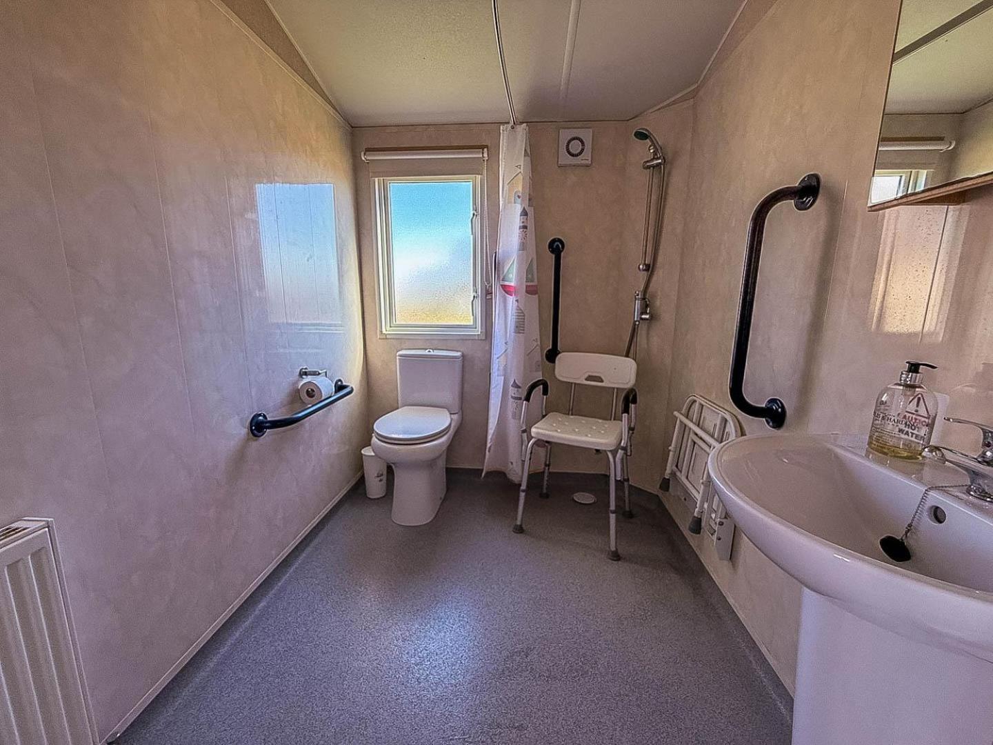 Great 4 Berth Caravan With Wheelchair Access In Suffolk, Ref 68129bs Campsite *